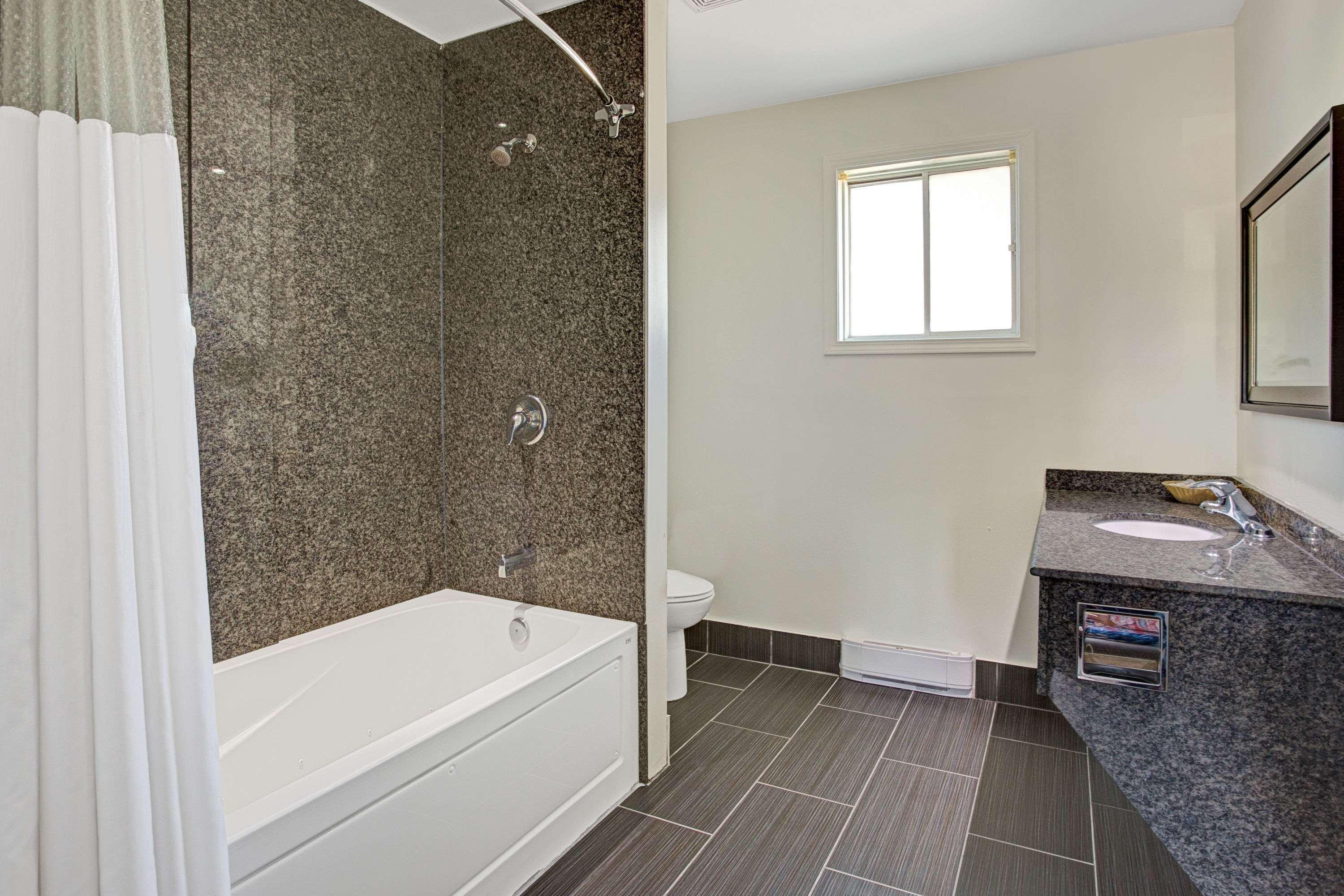 Howard Johnson By Wyndham Gananoque Exterior photo