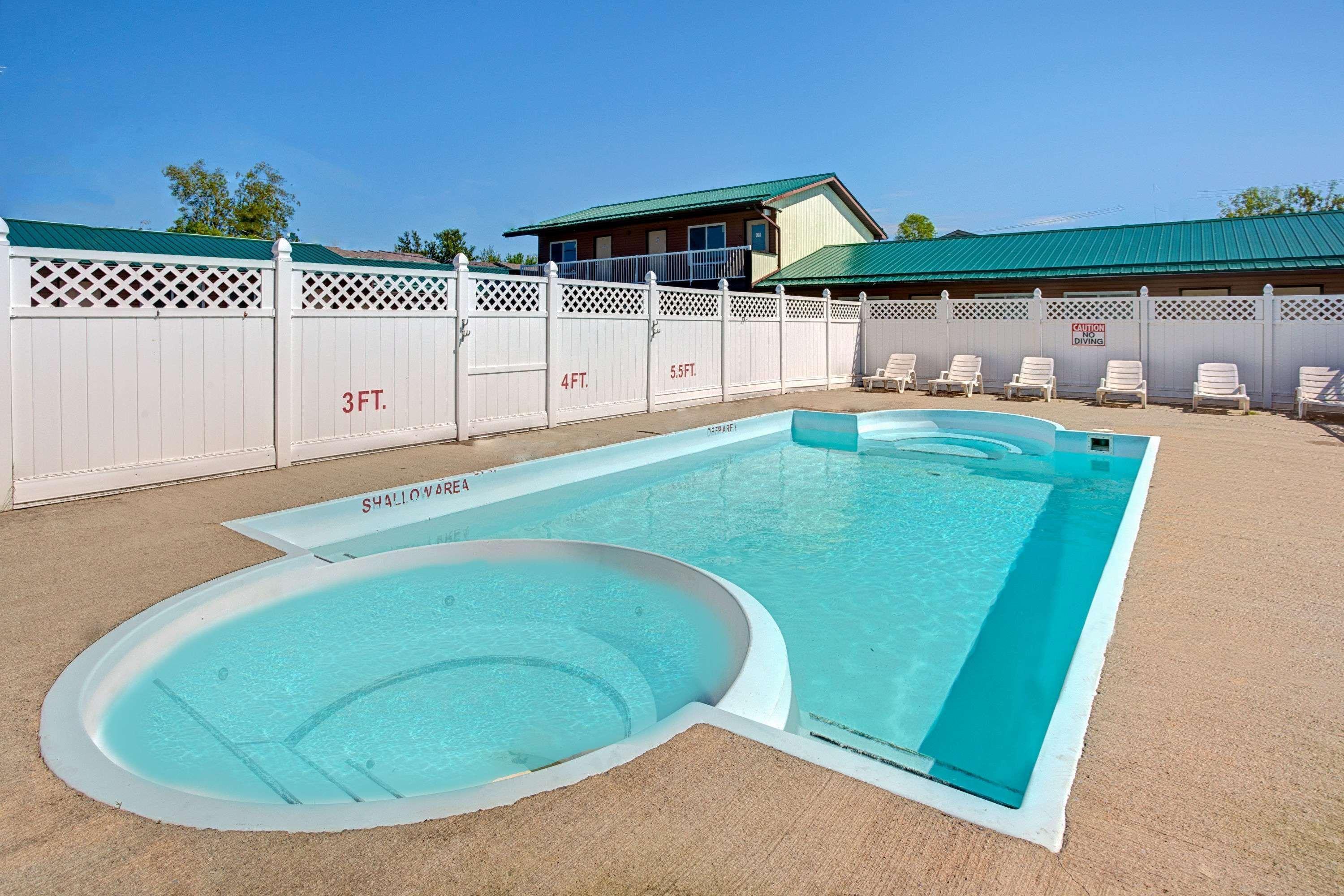 Howard Johnson By Wyndham Gananoque Exterior photo