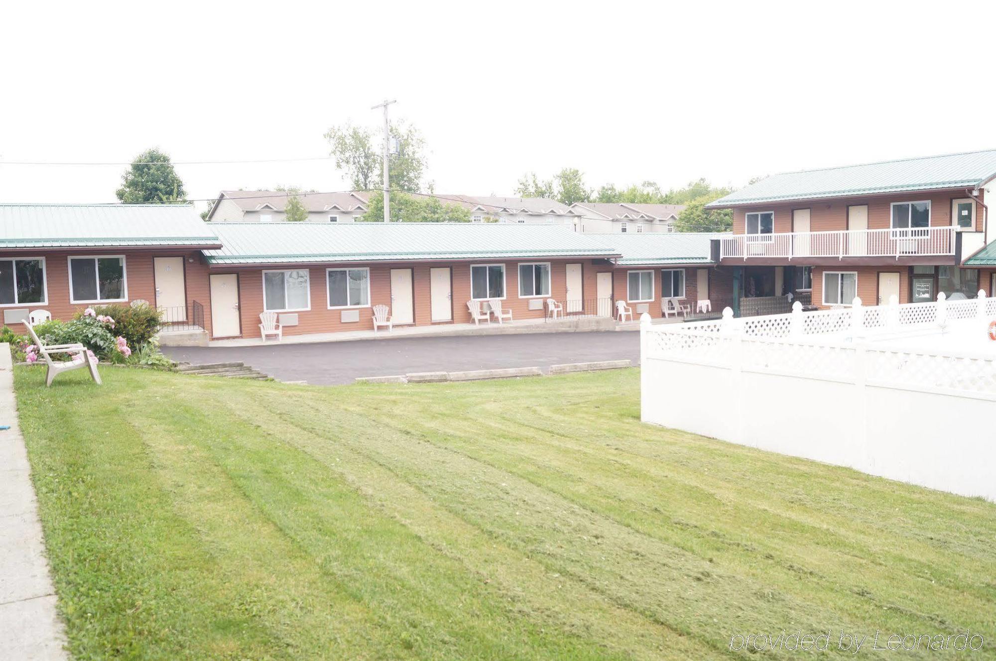 Howard Johnson By Wyndham Gananoque Exterior photo
