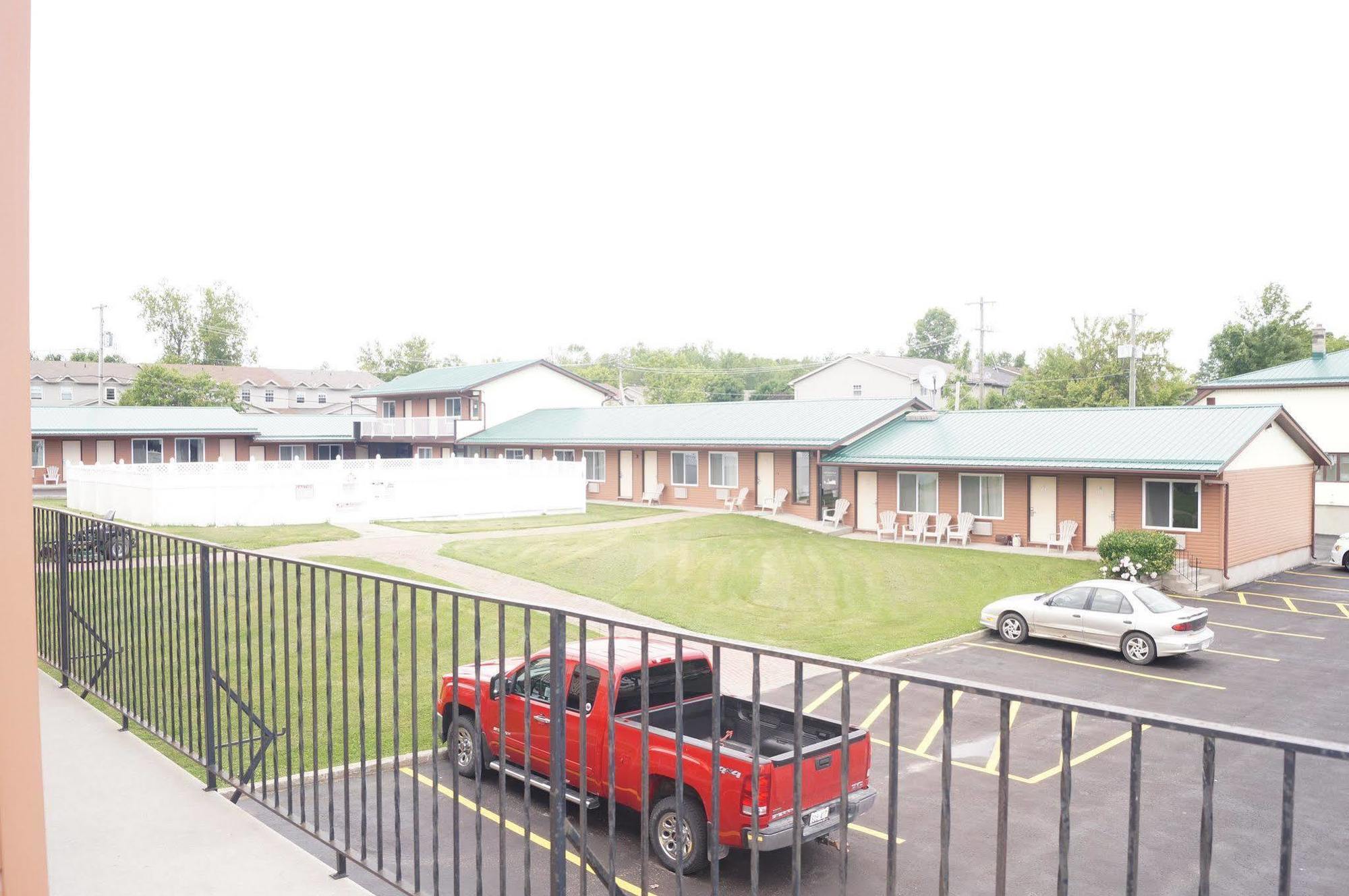 Howard Johnson By Wyndham Gananoque Exterior photo